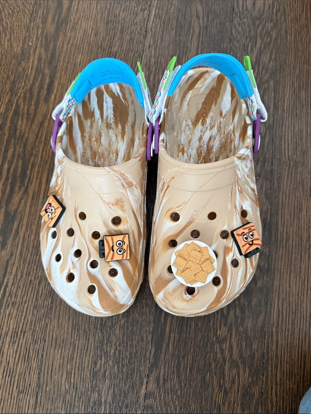 CROCS CLASSIC Cinnamon Toast Crunch